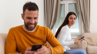 4 Fakta Kecanduan Gadget Bisa Merusak Hubunganmu Dengan Pasangan