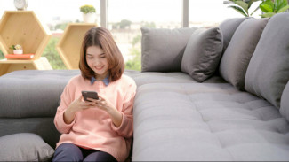 6 Cara Menarik Perhatian Pria yang Kamu Suka Lewat Chattingan