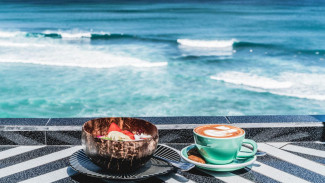 Single Fin Bali, Kulineran Dengan Pemandangan Laut yang Biru