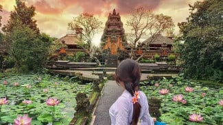 Pura Taman Saraswati Ubud, Cantik Dengan Bunga Teratai