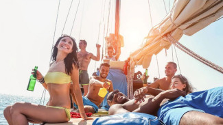 Captain Bob’s Booze Cruise, Liburan Ala Sultan di Phi Phi Islands