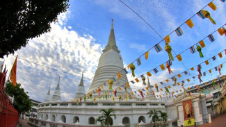 Wat Prayoon, Kuil Thonburi Dengan Stupa Putih Besar di Bangkok