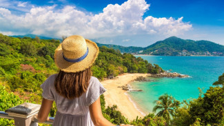 Bersantai Sejenak di Pantai Laem Singh Phuket Thailand