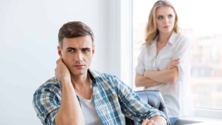 9 Tanda Pernikahan Tanpa Cinta, Cerai atau Bertahan ya?