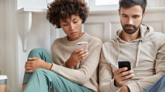 6 Cara Menyenangkan Pasangan Lewat Pesan, Khusus Pasangan LDR