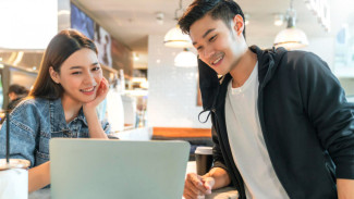 5 Cara Berlapang Dada Saat Dia Menganggapmu Sebagai Teman