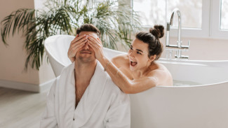 Benarkah Mandi di Malam Hari Sebabkan Rematik? Ini Penjelasan Medisnya