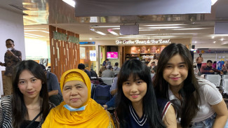 Potret Bahagia Mamah Dedeh Dengan Member JKT 48