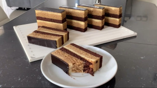 Cara Buat Kue Bolu Kukus Tiramisu Keju, Resep Simple Rasa Bintang Lima