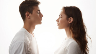 Ketahui Tanda Dan Faktor Penyebab Merasa Kesepian Dalam Pernikahan!