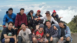 Puncak Trianggulasi Gunung Merbabu Puncak Trianggulasi Gunung Merbabu