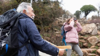 4 Zodiak yang Bekerja Keras Membawa Kakek Neneknya Jalan-Jalan