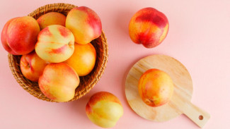 Rahasia Kulit Cerah & Awet Muda: 7 Manfaat Ajaib Buah Persik (Kesemek) untuk Kecantikanmu!