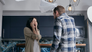 6 Dampak Buruk Daddy Issue saat Dewasa, Benarkah Sebabkan Hilang Kepercayaan Diri?