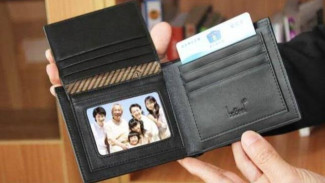 5 Alasan Pria Suka Menyimpan Foto Pasangan Di Dalam Dompet