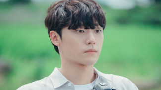 Lee Do Hyun Berbagi Foto Baru dari Dinas Militer untuk Merayakan Kesuksesan Exhuma