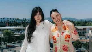 Stephanie Poetri Resmi Menikah, Titi DJ Tampil Anggun dengan Kebaya Floral Penuh Warna