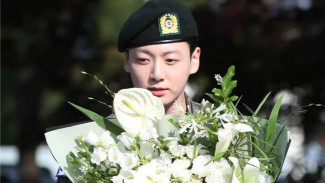 Potret Jungkook BTS : Wajah yang Bersinar Lebih Cerah dari Bunga