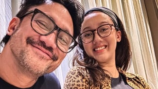 Tora Sudiro Bahagia Gendong Cucu Pertama, Putri Sulungnya Melahirkan Anak Laki-laki Tampan