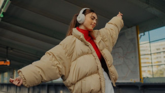 Terlalu Sering Pakai Headset Setiap Hari? Ini Dampak Kesehatan yang Perlu Kamu Tahu