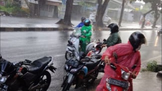 Cara Merawat Jas Hujan agar Tahan Lama dan Tak Mudah Bau