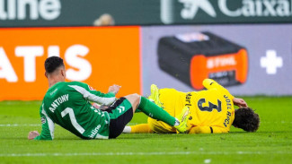 Antony Menerima Kartu Merah, Para Penggemar Berdiri dan Bertepuk Tangan