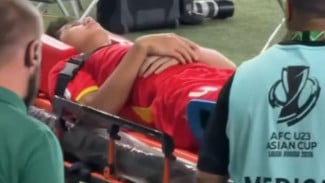 Tangis di Lapangan: Detik-detik Hieu Minh Dilarikan ke IGD Saat Lawan U23 China