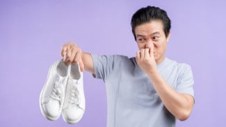 4 Cara Mudah untuk Menghilangkan Bau Sepatu
