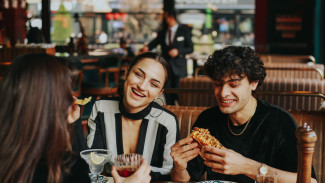 7 Tips Cerdas untuk Tetap Makan Sehat saat Makan di Luar