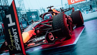 Max Verstappen Juara Sprint Race Grand Prix Singapura, Norris dan Piastri Tubrukan Jelang Finis