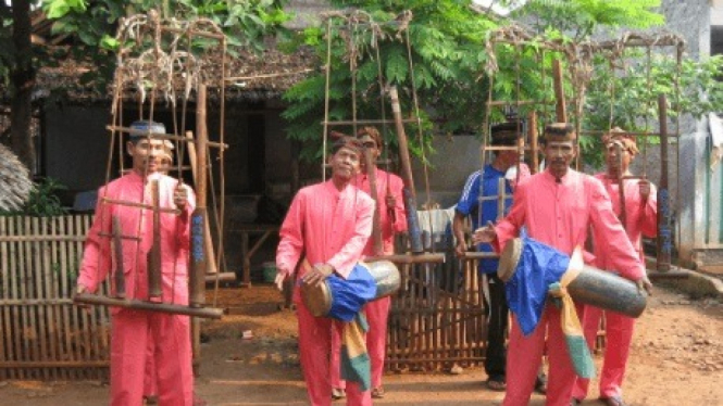 Melesarikan kesenian tradisional Angklung Gubrag