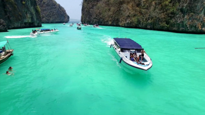 Keliling dengan speedboat di Kepulauan Phi Phi