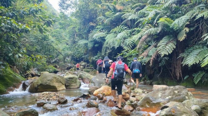 Trekking ke Curug Cikawah