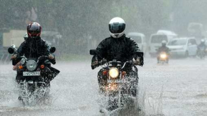 Berkendara Aman Saat Hujan