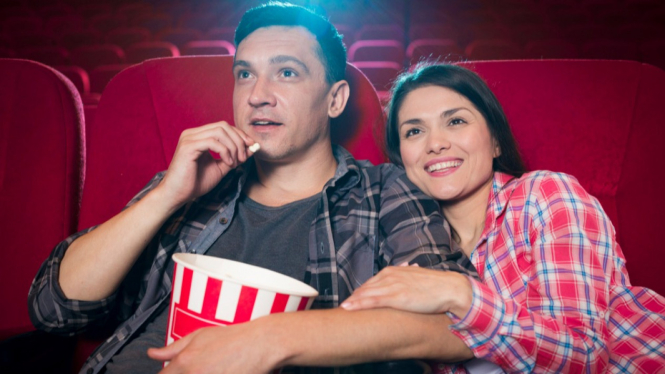 Menonton film dengan pasangan