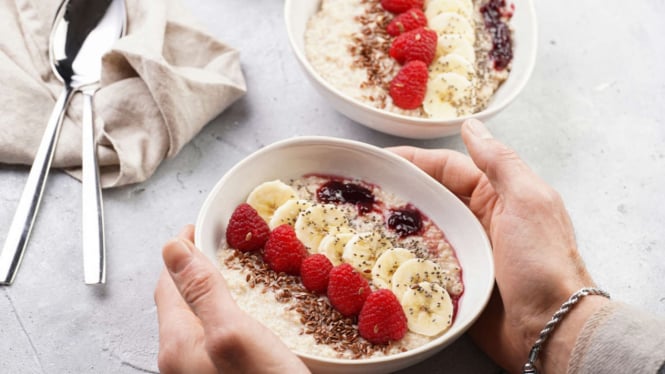 Oatmeal dengan buah, kacang dan bijian