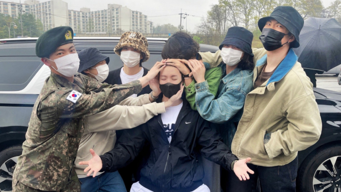 Member BTS antarkan J-Hope berangkat wajib militer
