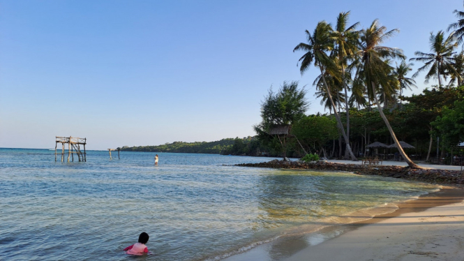 berenang di pantai Bobi Karimunjawa