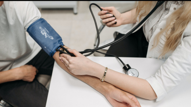 Ilustrasi pemeriksaan tekanan darah oleh dokter