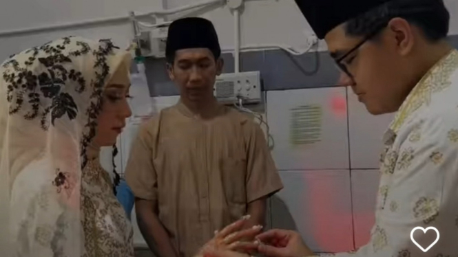 Sepasang pengantin yang menikah di rumah sakit