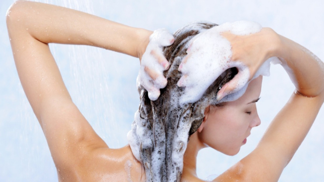 Mitos Paling Umum Tentang Shampo