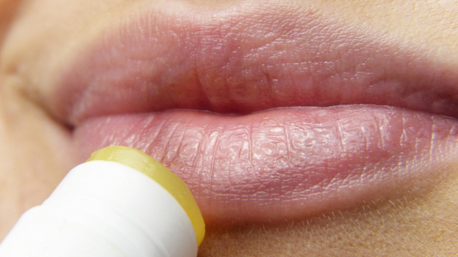 Ilustrasi lip balm saat diaplikasikan ke bibir.