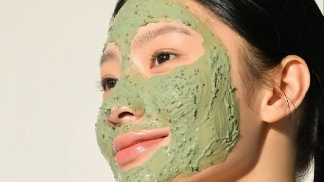 Ilustrasi wanita saat mengaplikasikan masker mugwort ke wajah