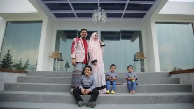 Ustadz Solmed dan Keluarga