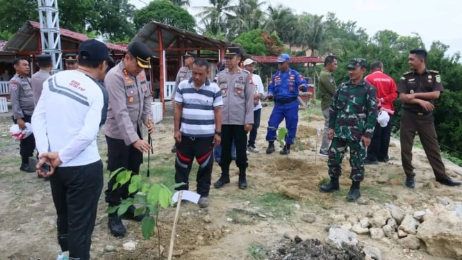 Polres Majene Gelar Aksi Tanam Pohon Serentak