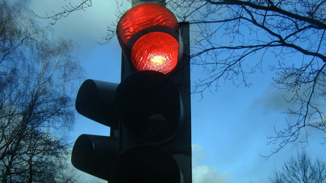 Ilustrasi lampu merah.