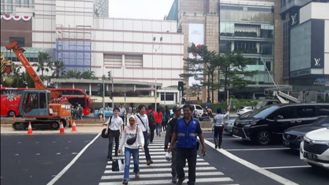 Menyeberang Jalan