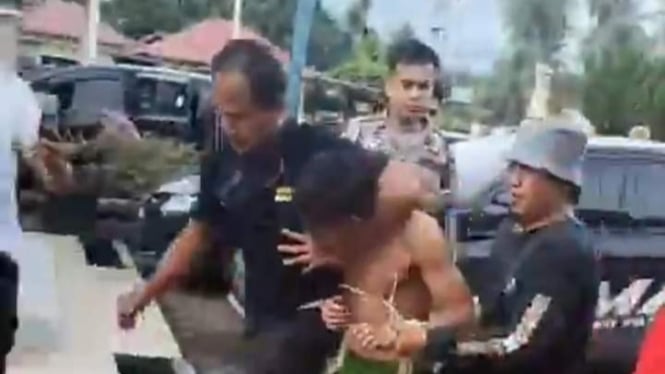 Tersangka Indra Septiarman saat digelandang ke Polres Padang Pariaman