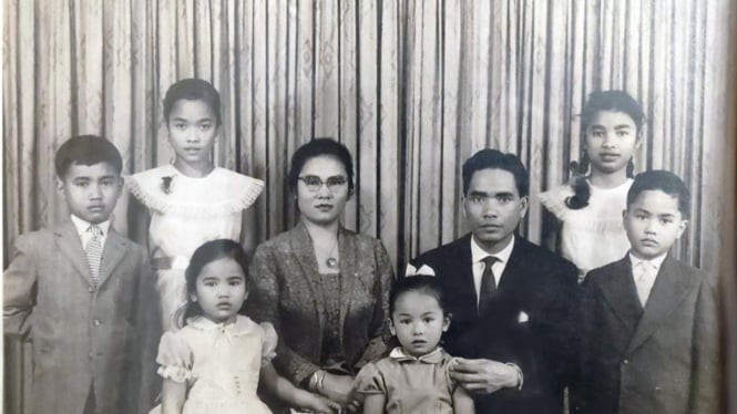 DI Panjaitan bersama istri dan anak-anaknya