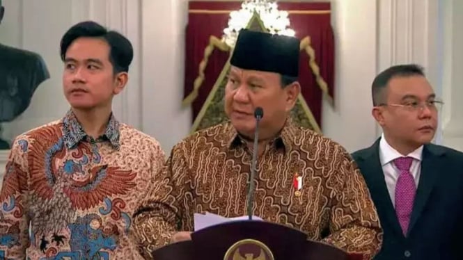 Prabowo Subianto dan Gibran Rakabuming di pengumuman Kabinet